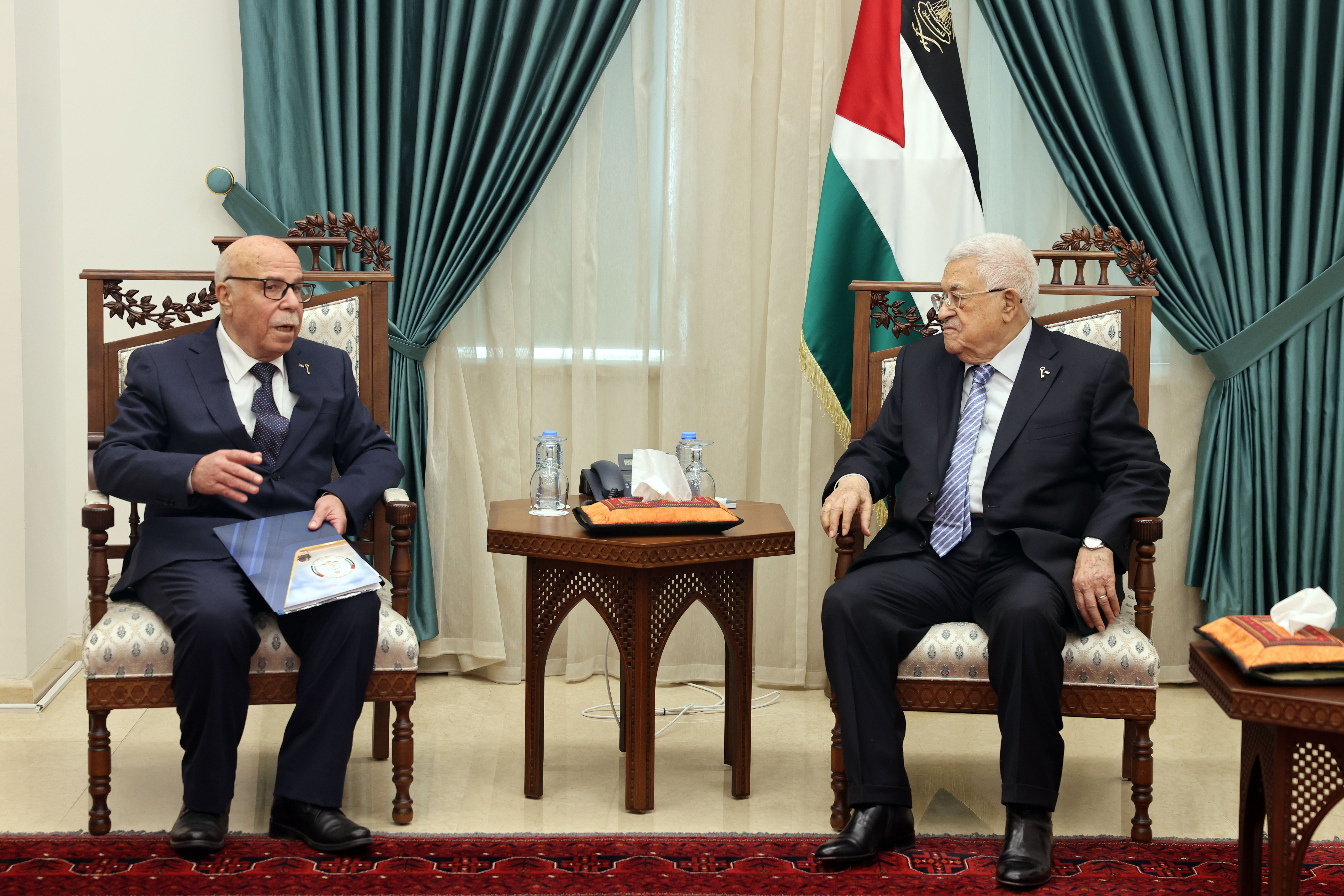 الرئيس لدى استقباله رئيس مجلس القضاء الأعلى (تصوير: ثائر غنايم)